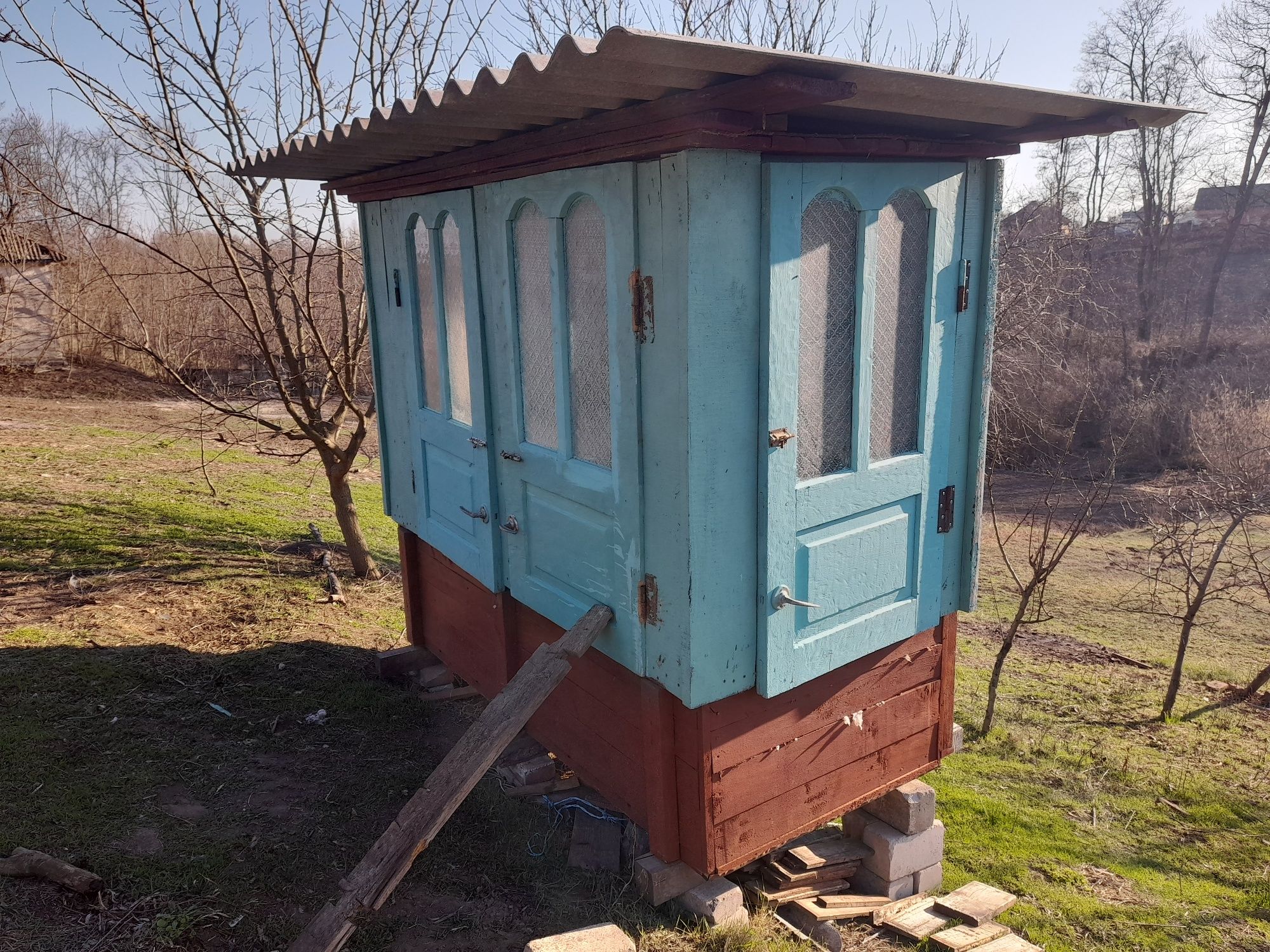 Продам апидомик с 6 ульев.