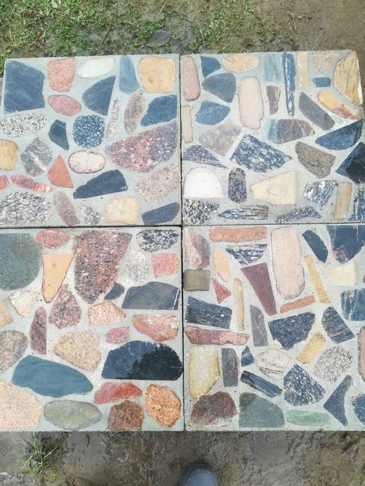 Płytki chodnikowe z kamieniem