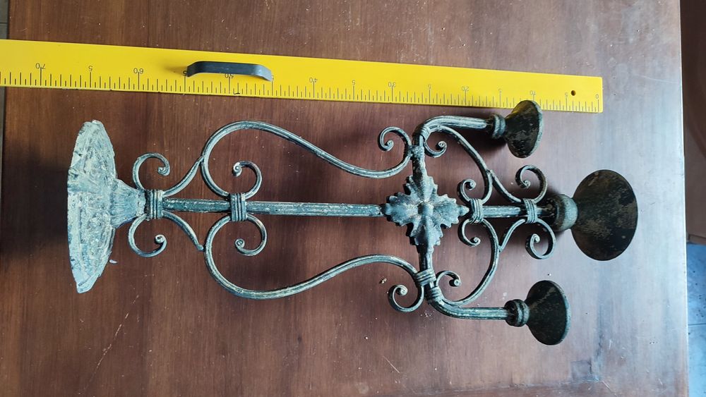 Castiçal em ferro forjado com suporte 3 velas todo trabalhado  60cm