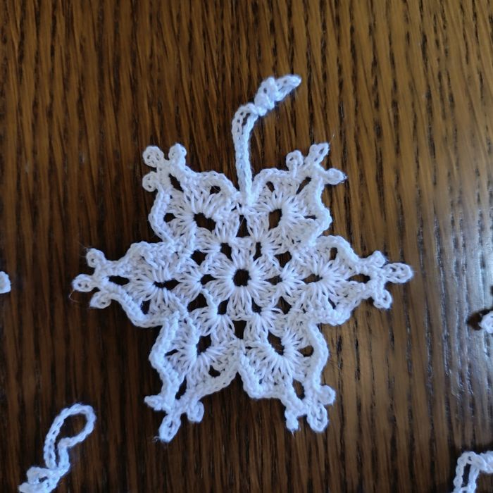 Śnieżynki robione szydełkiem 7 sztuk