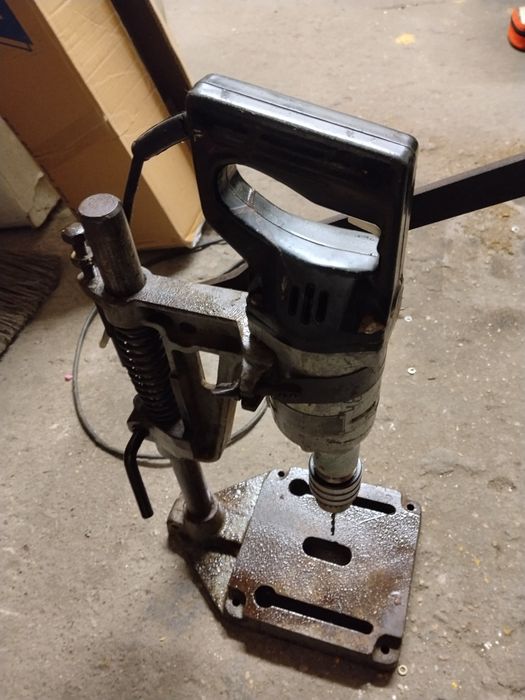 Statyw stojak do wiertarki stołowej.