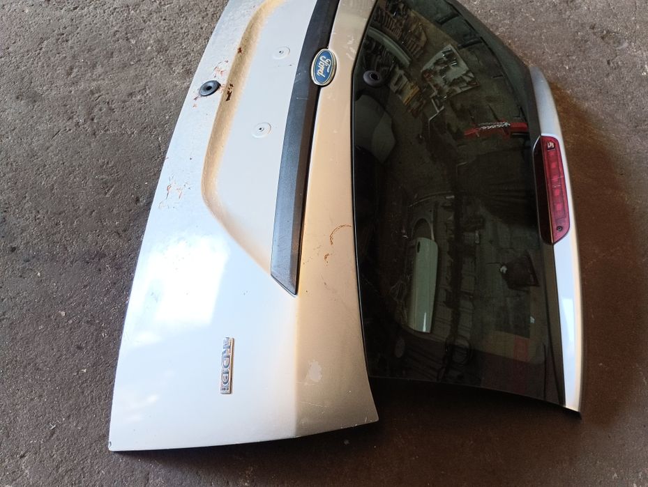Tampa da mala Ford Focus do ano 2002