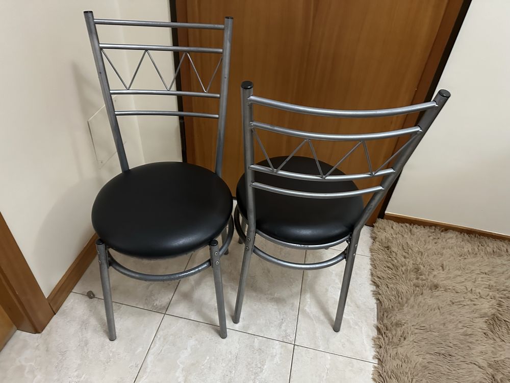Duas cadeiras em inox com assento em pele