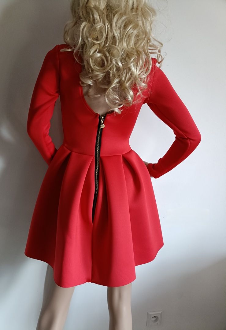 Czerwona rozkloszowana sukienka pianka