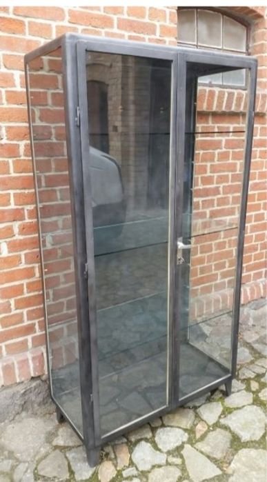 Witryna Biblioteka metalowa.