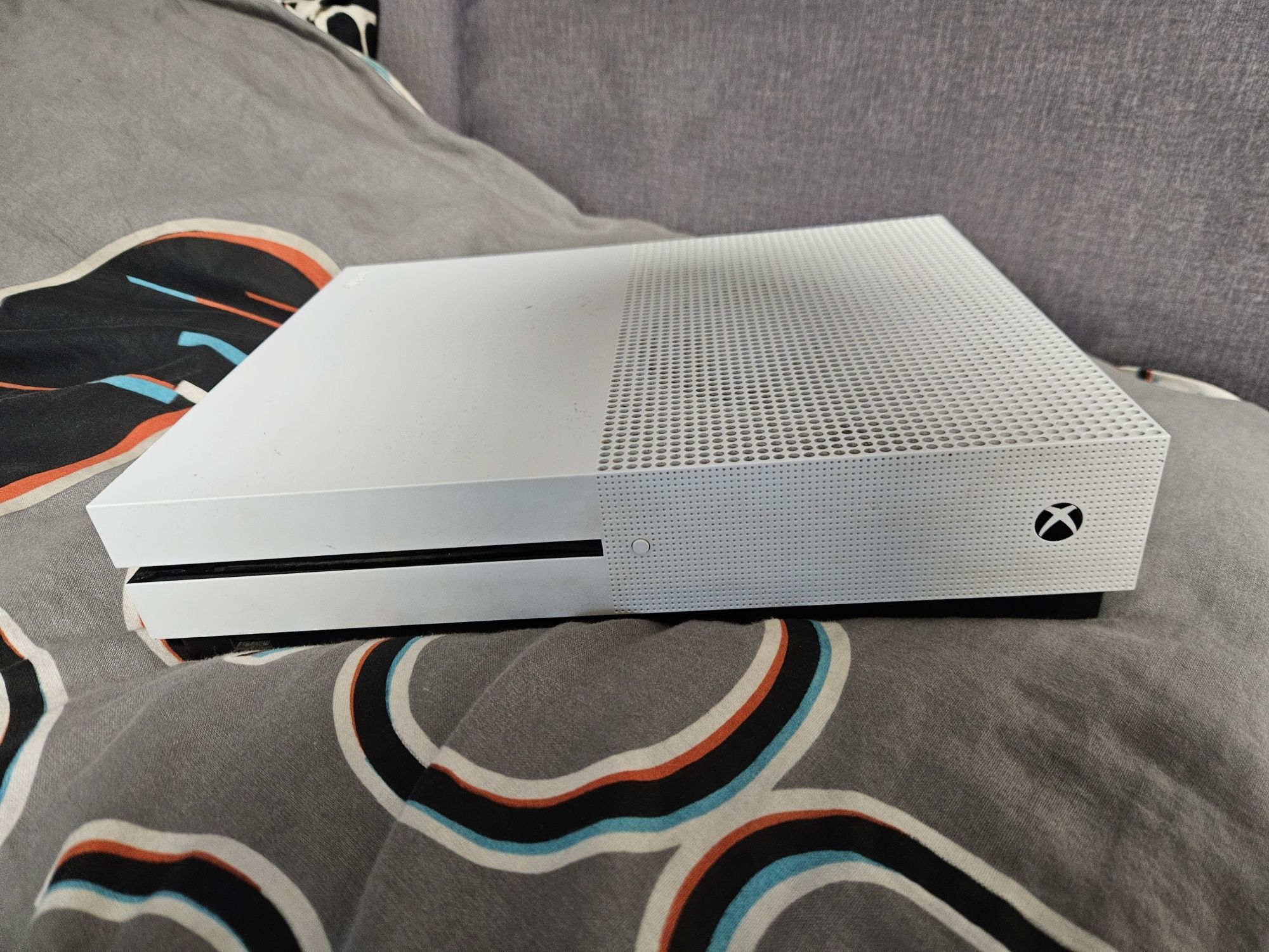 Sprzedam!! Konsole XBOX ONE S Z 2 PADAMI Z SERI SERIES  i 20 grami