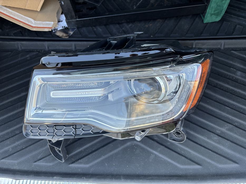 Lampa lewa jeep grand cherokee wk2 xenon