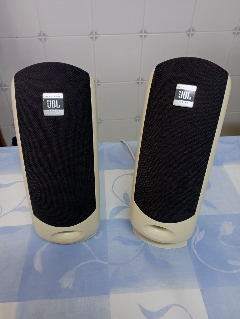 Colunas amplificadas JBL