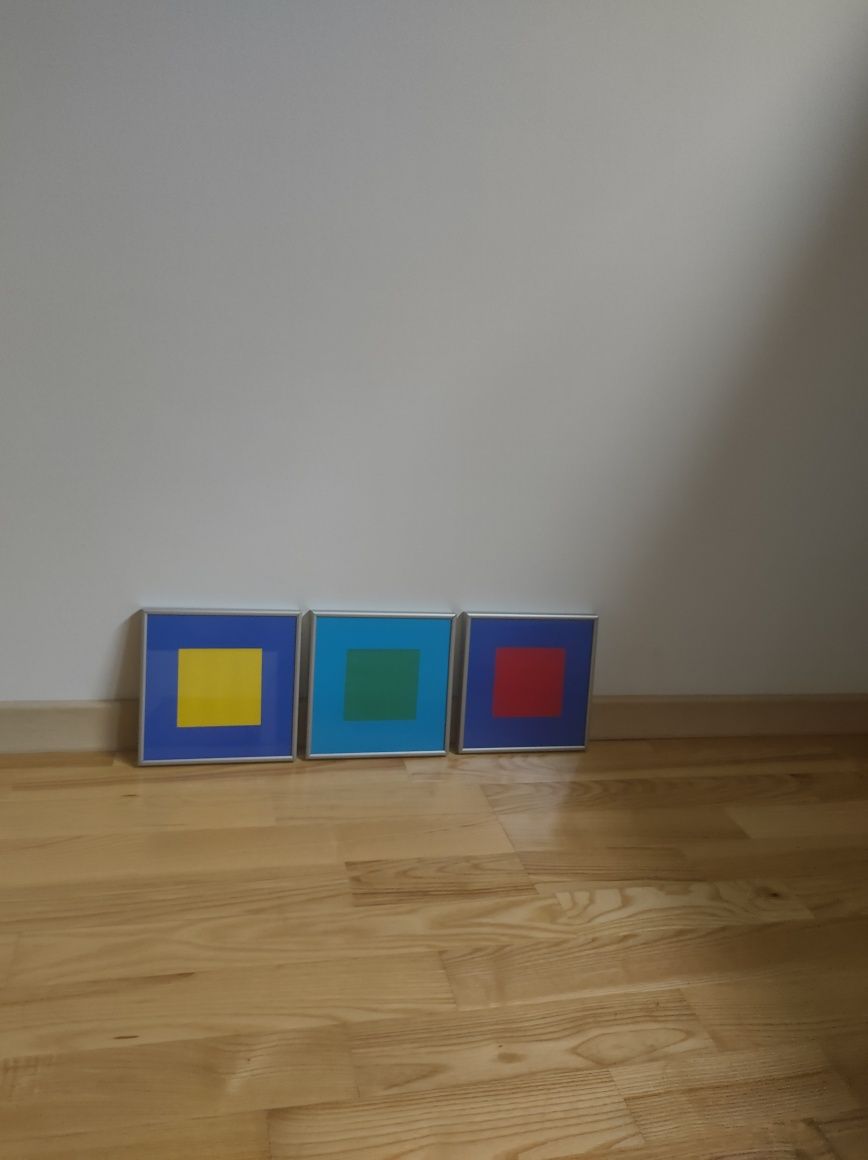 Trzy kolorowe obrazki kwadratowe w stylu Kazimierza Malewicza 
Sprzeda