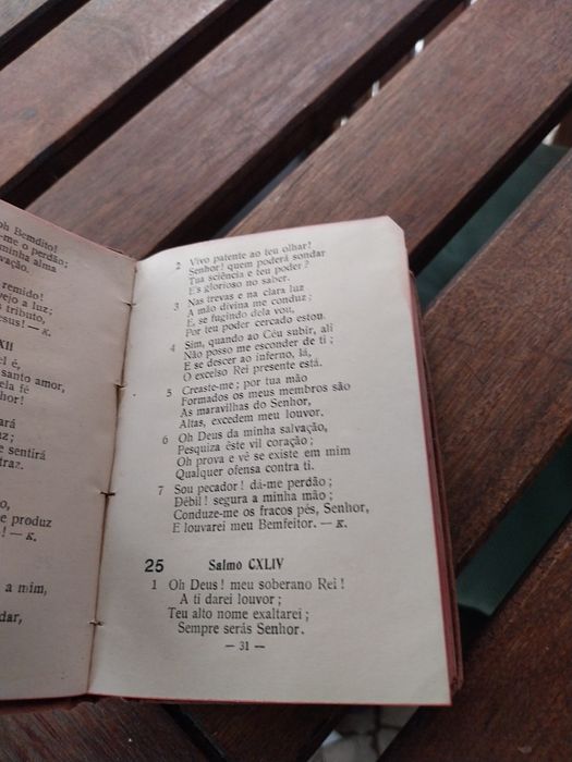 Livro antigo intitulado "Salmos e Hinos", publicado pela Livraria Evan