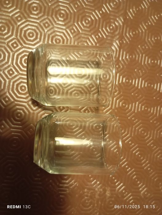 Copos de vidro pequenos