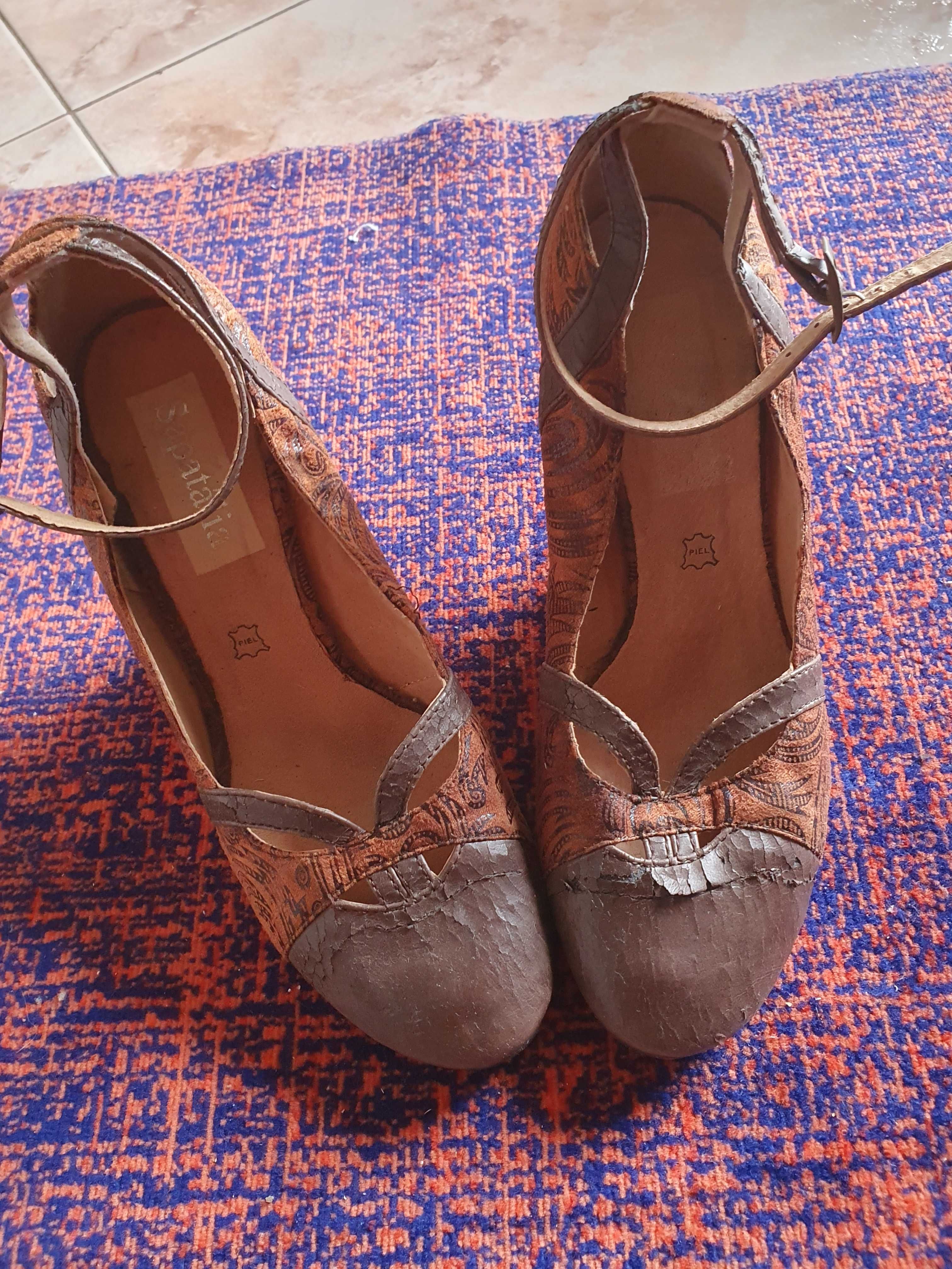 Sapatos de tacão alto