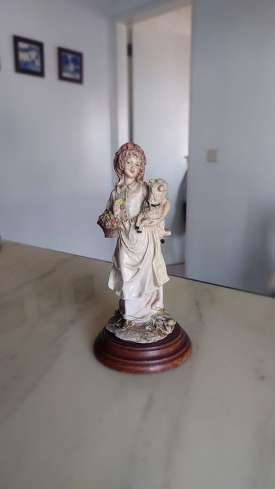 Diversas estatuetas antigas