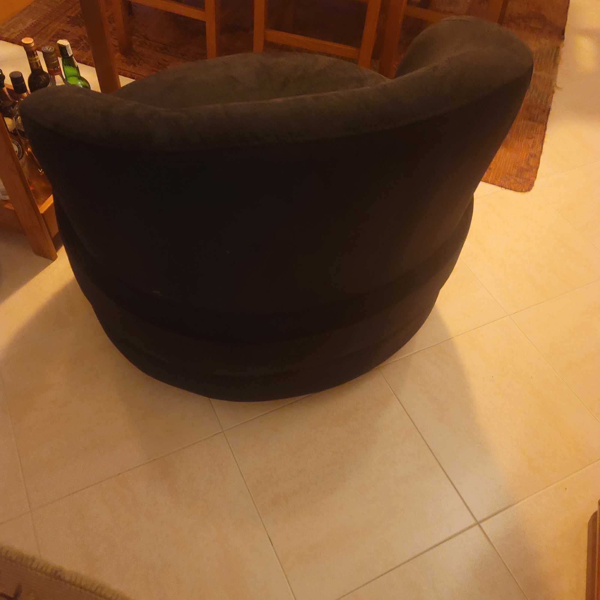 Poltrona com base rotativa muito comoda em tecido preto