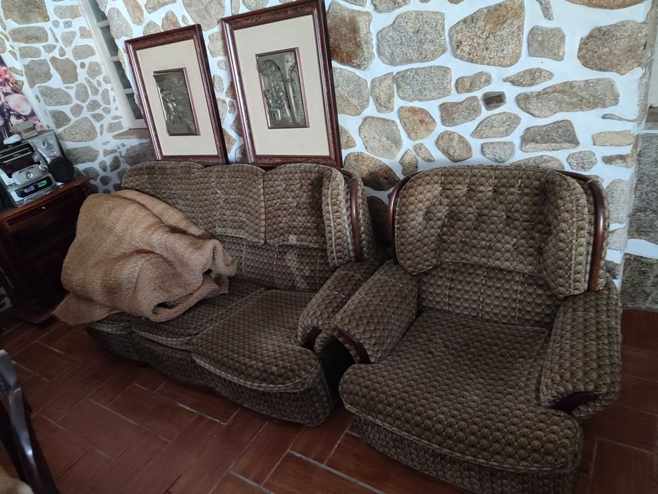 Sofás antigos para restaurar se assim o pretender