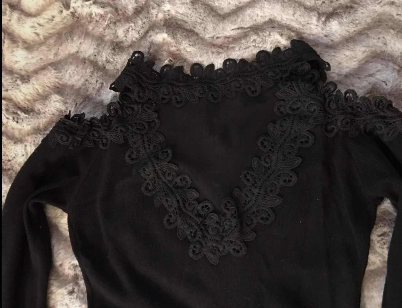 Mała czarna sweterkowa sukienka