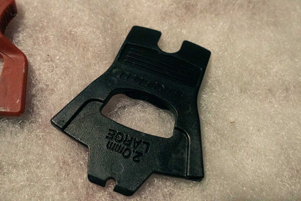 Blokada klocków SRAM / Avid z otworem do otwierania PIWA 0%