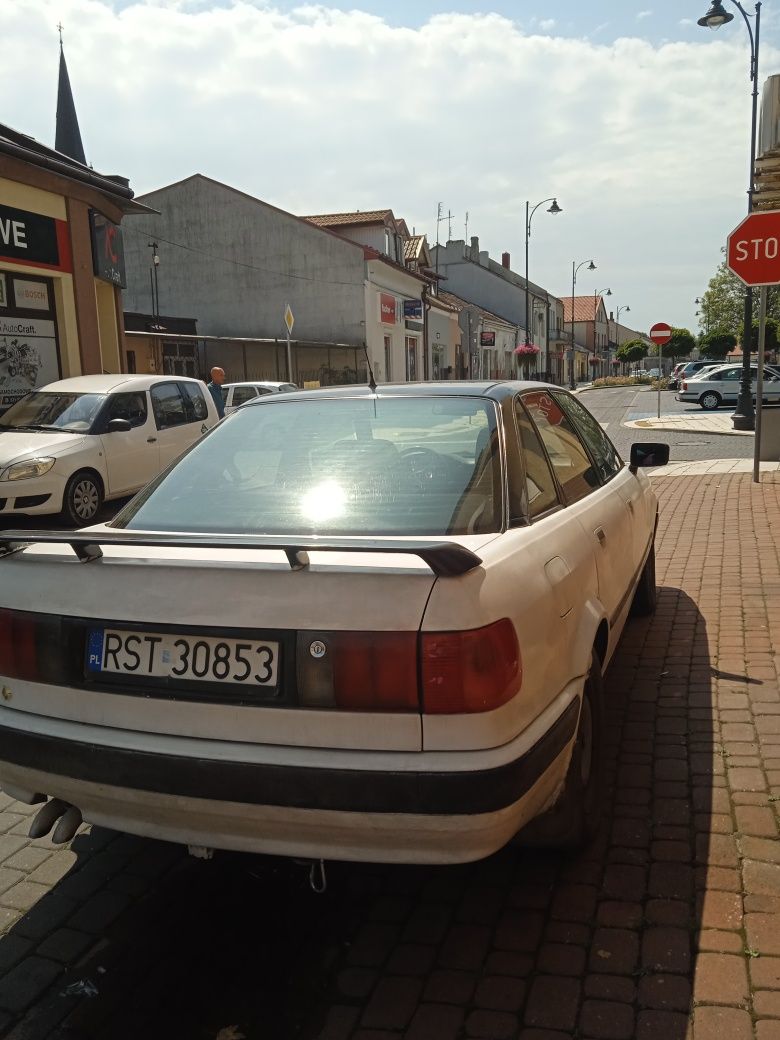 Audi 80 biało-czarne