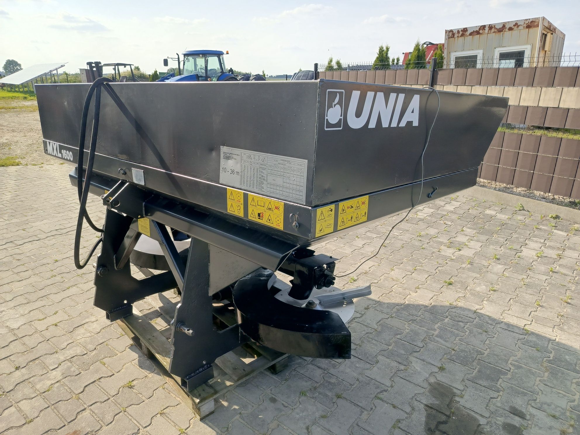 Rozsiewacz nawozu Unia Brzeg . Agromet. Mxl