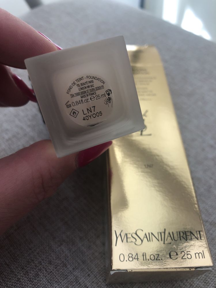 Yves Saint Laurent All Hours Foundation LN7
