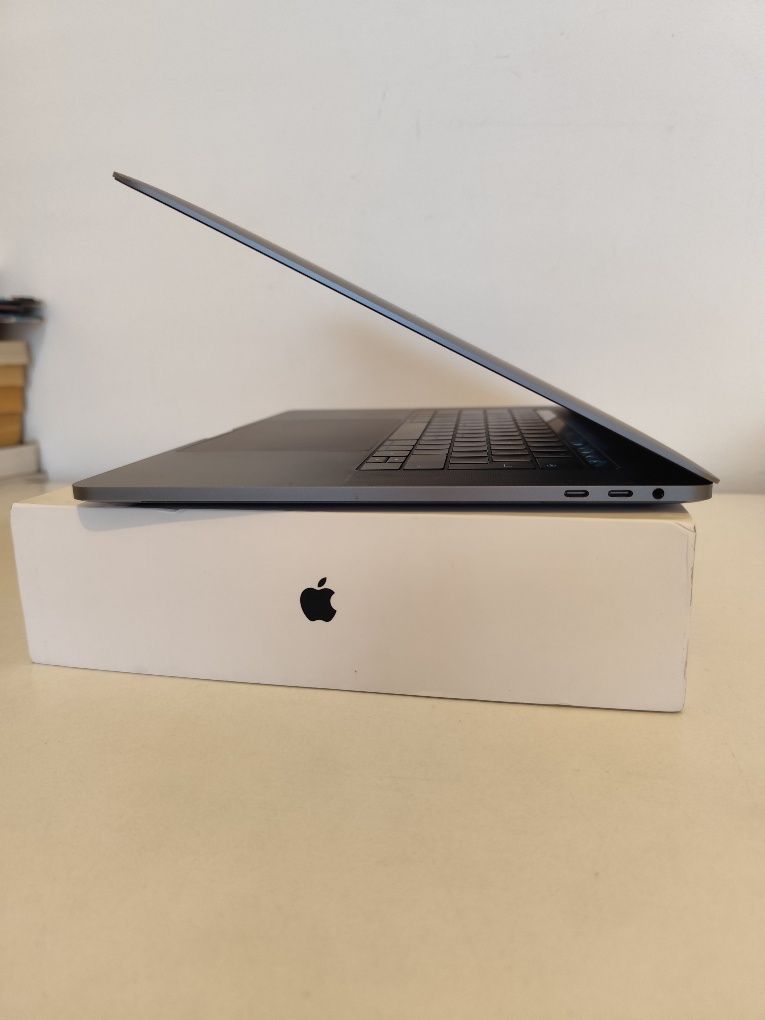 Apple MacBook Pro 15 / macOS 15 Sequoia / Adobe / Office