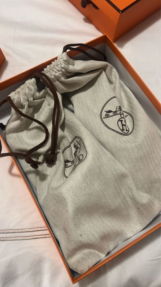 Chinelas Hermes.
