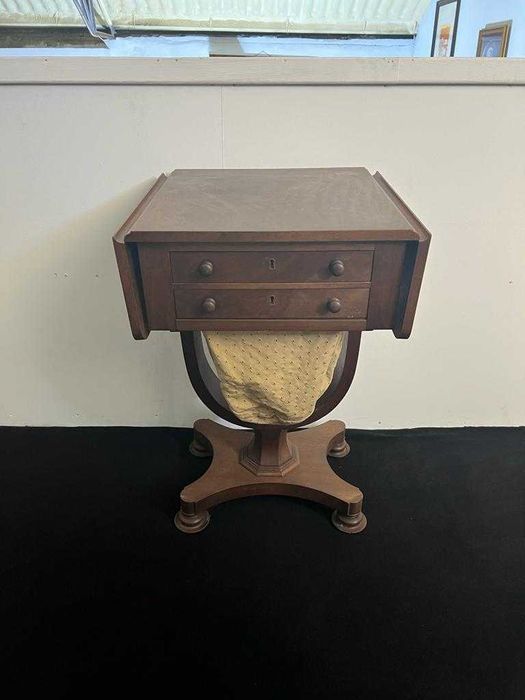 Mesa Costureirinha em Madeira