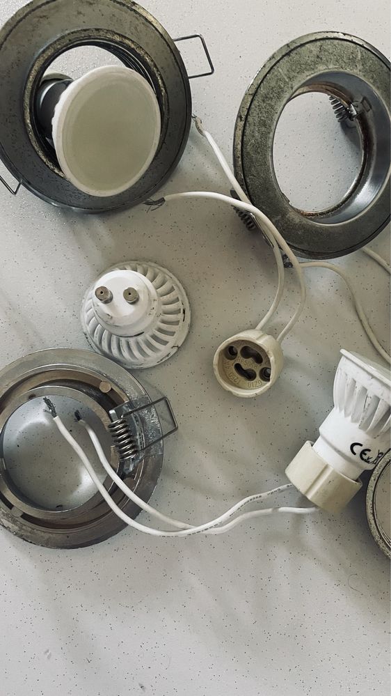 Lampy halogenowe wpuszczane oczkowe z żarówkami LED