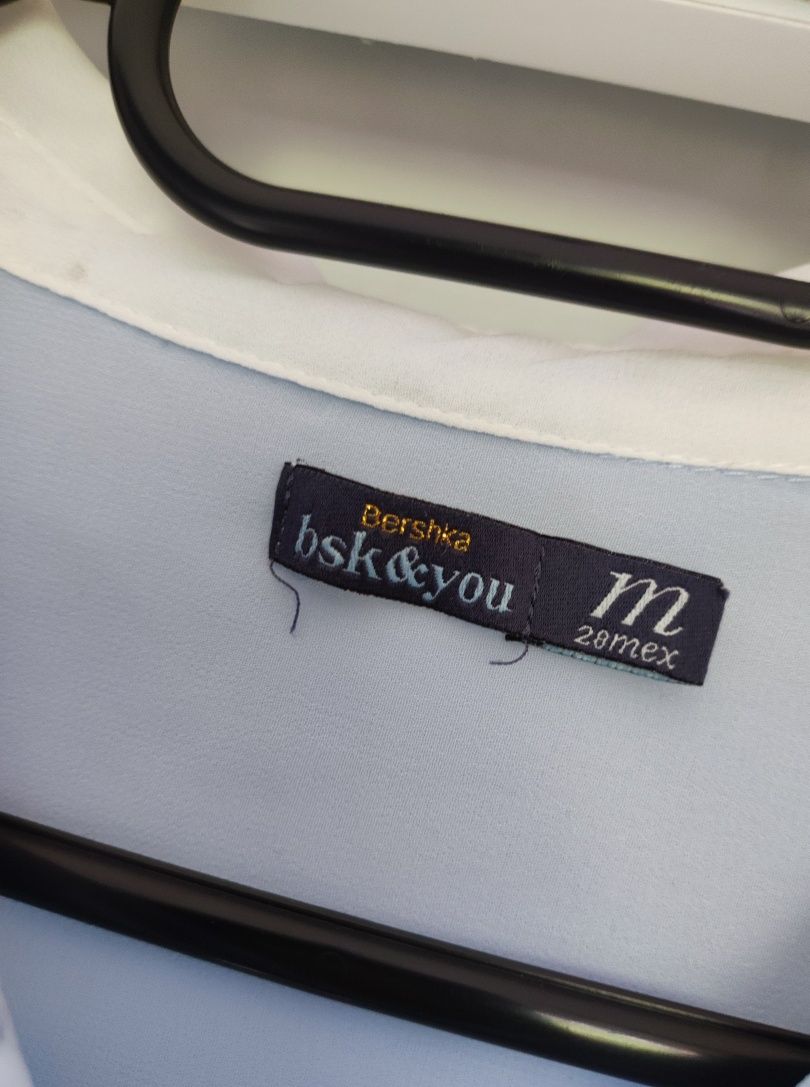 Niebieska damska elegancka koszula z białym kołnierzem Bershka S/M
