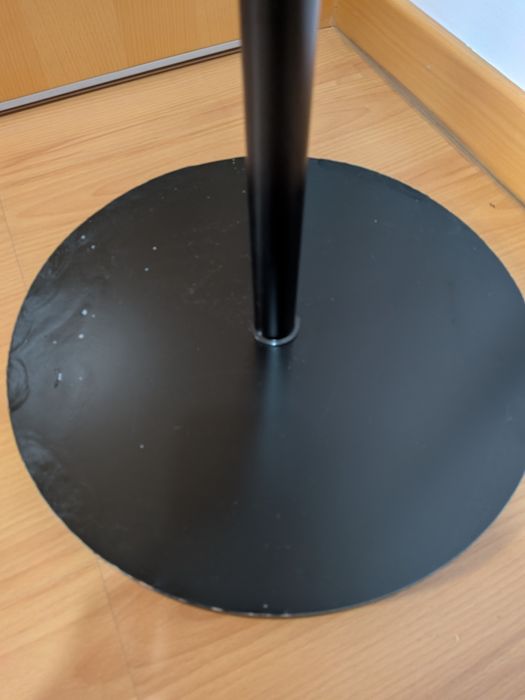 Cabide de pé preto com 6 ganchos