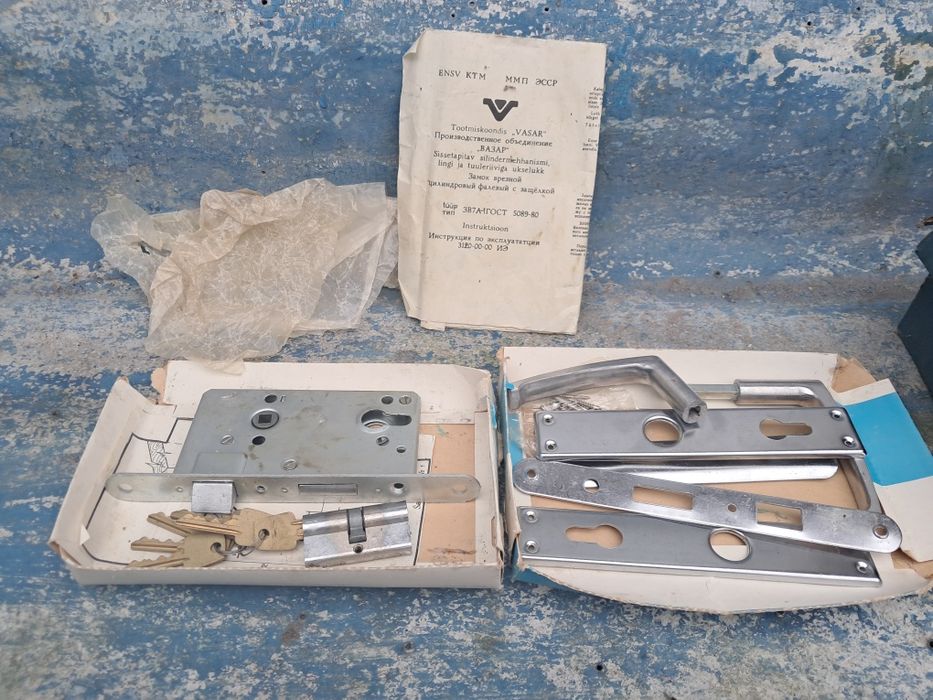 Замок врезной в коробке