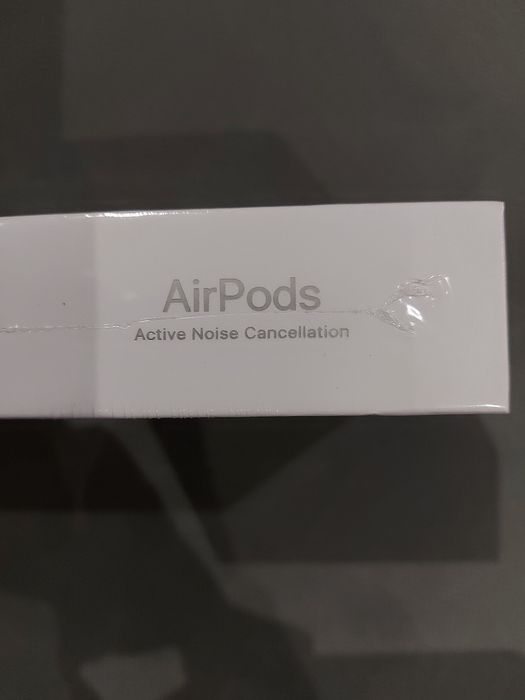 AirPods 4 with actvi noise cancellation