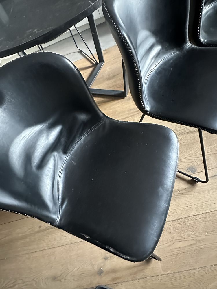 Stol okragly z krzeslami skorzamymi czarny