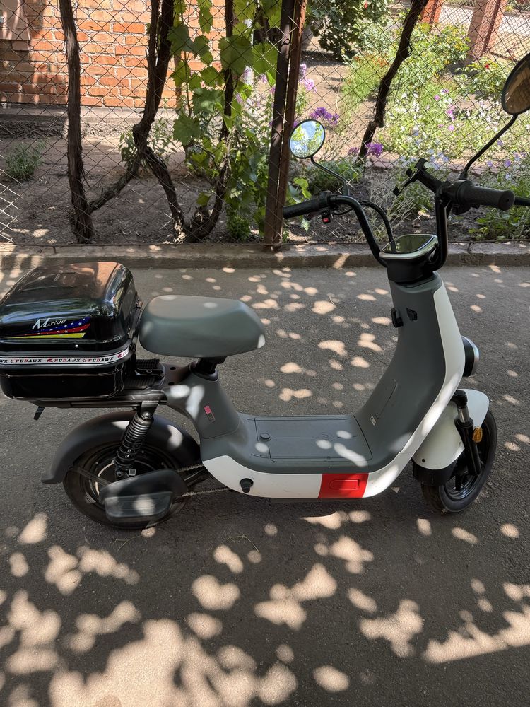 Продам електроскуткр Aima D350
