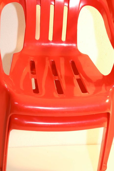 Dwa dziecięce krzesełka plastikowe
