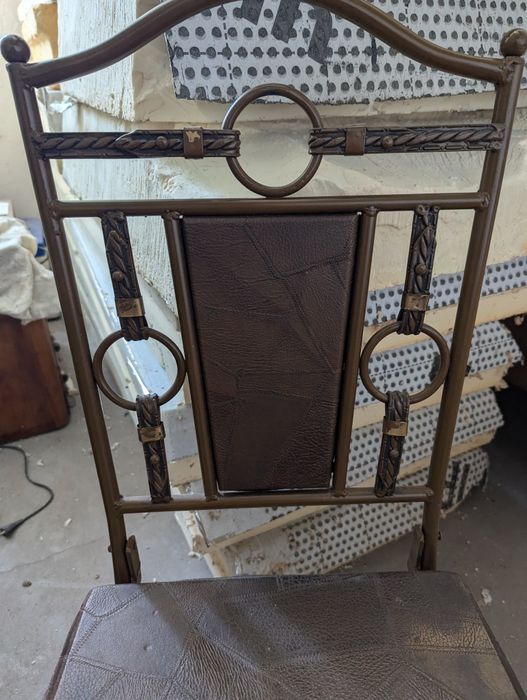 Stylowe krzesło metalowe z elementami skórzanymi