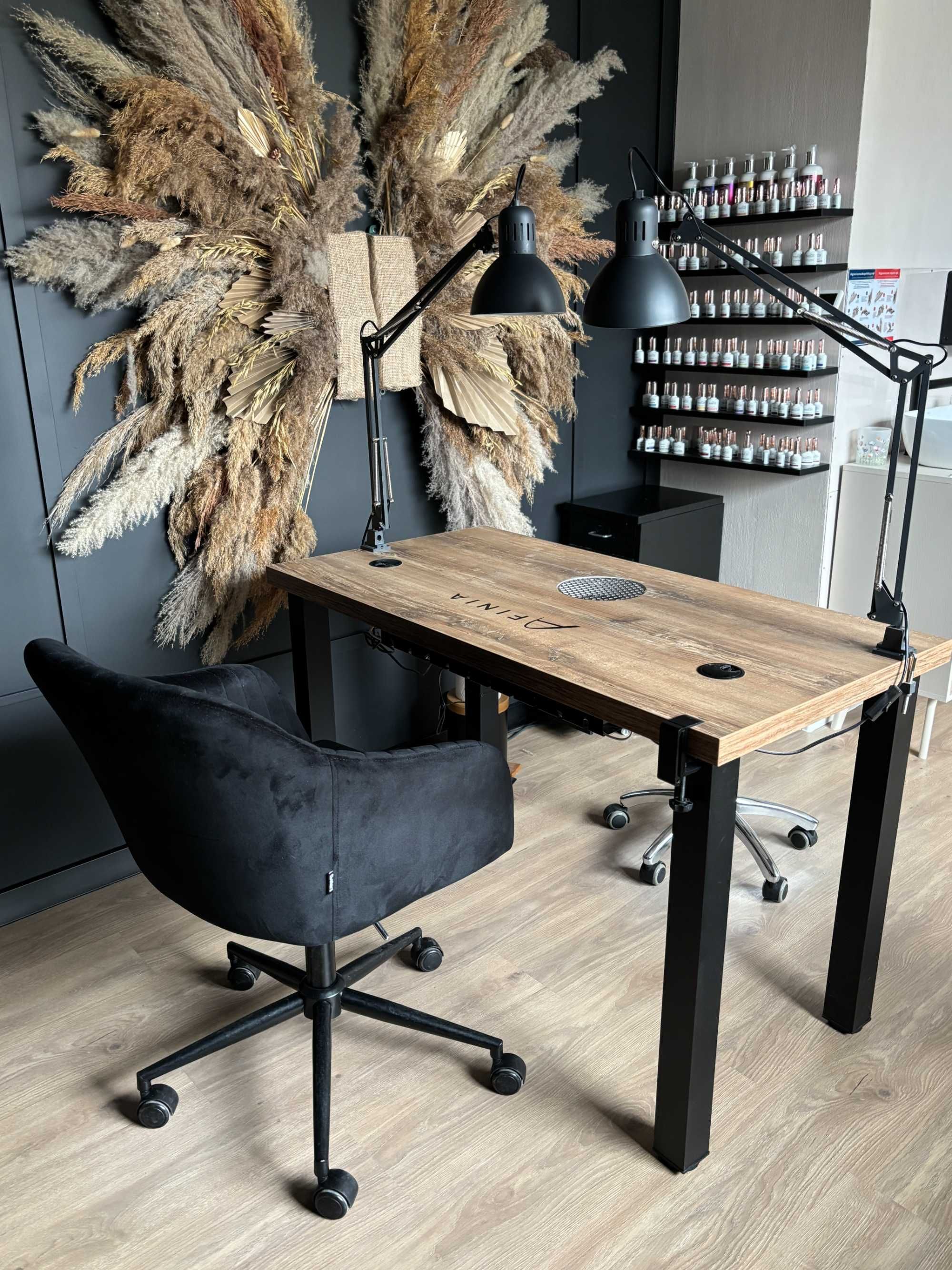 Lampy czarne do stanowiska manicure