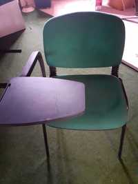 Cadeira de formação com apoio de escrita. verde