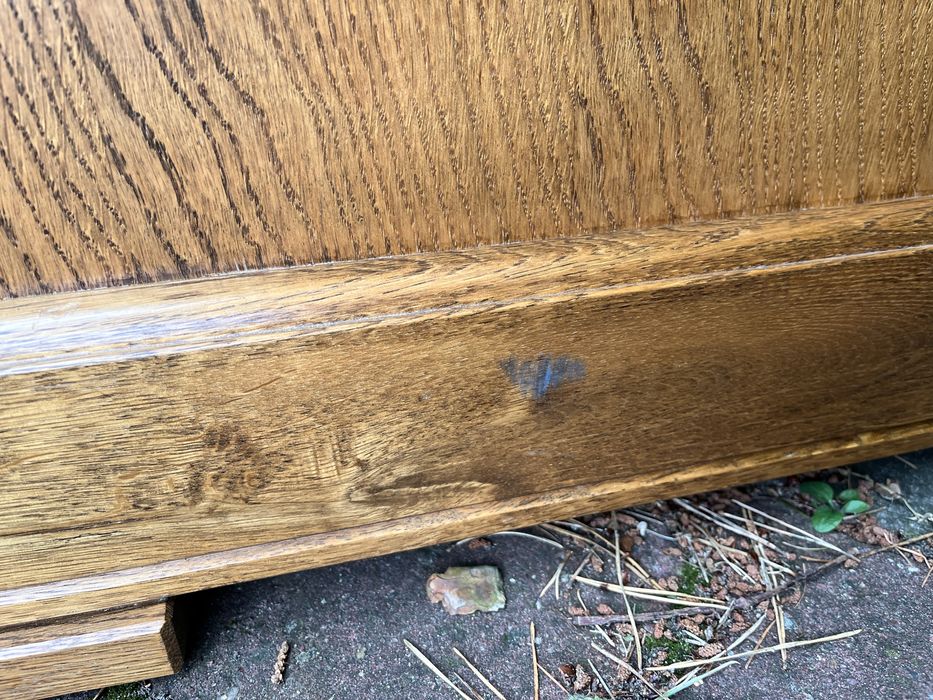 Drewniana szafa z półką na telewizor – otwierana od frontu