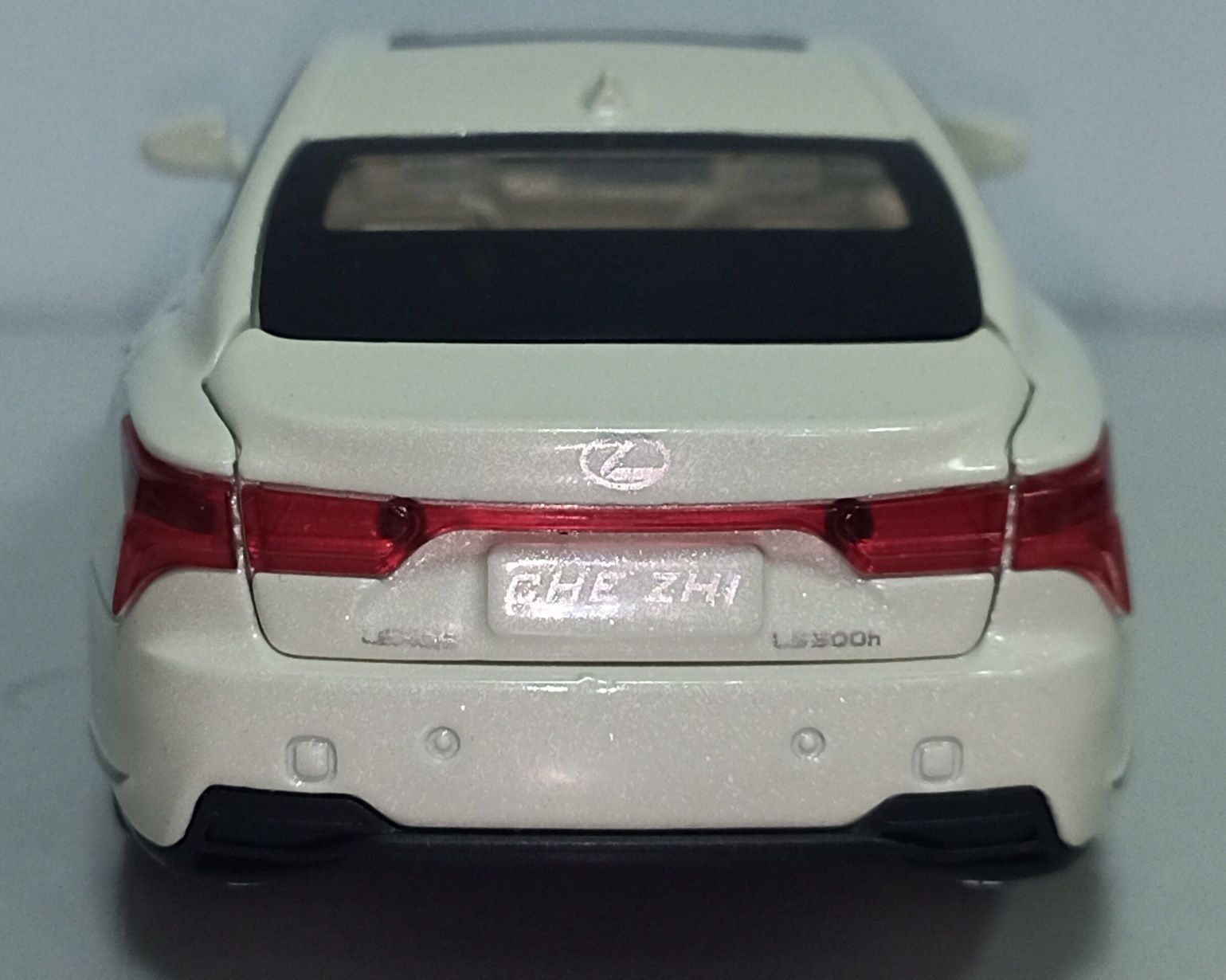 Машинка Lexus LS500h модель 1:32. Металлическая, звук, свет.