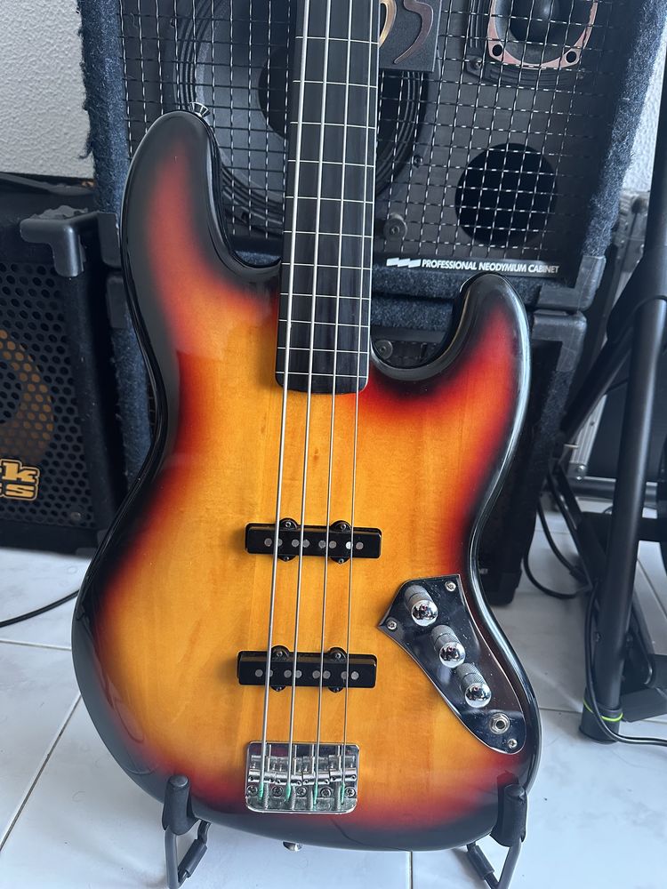 Squier Vintage Modified Jazz Bass Fretless