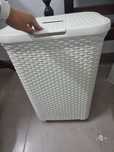 Cesto de roupa branco