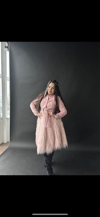 Designerski płaszcz S–M z ekologicznym futrem, różowy