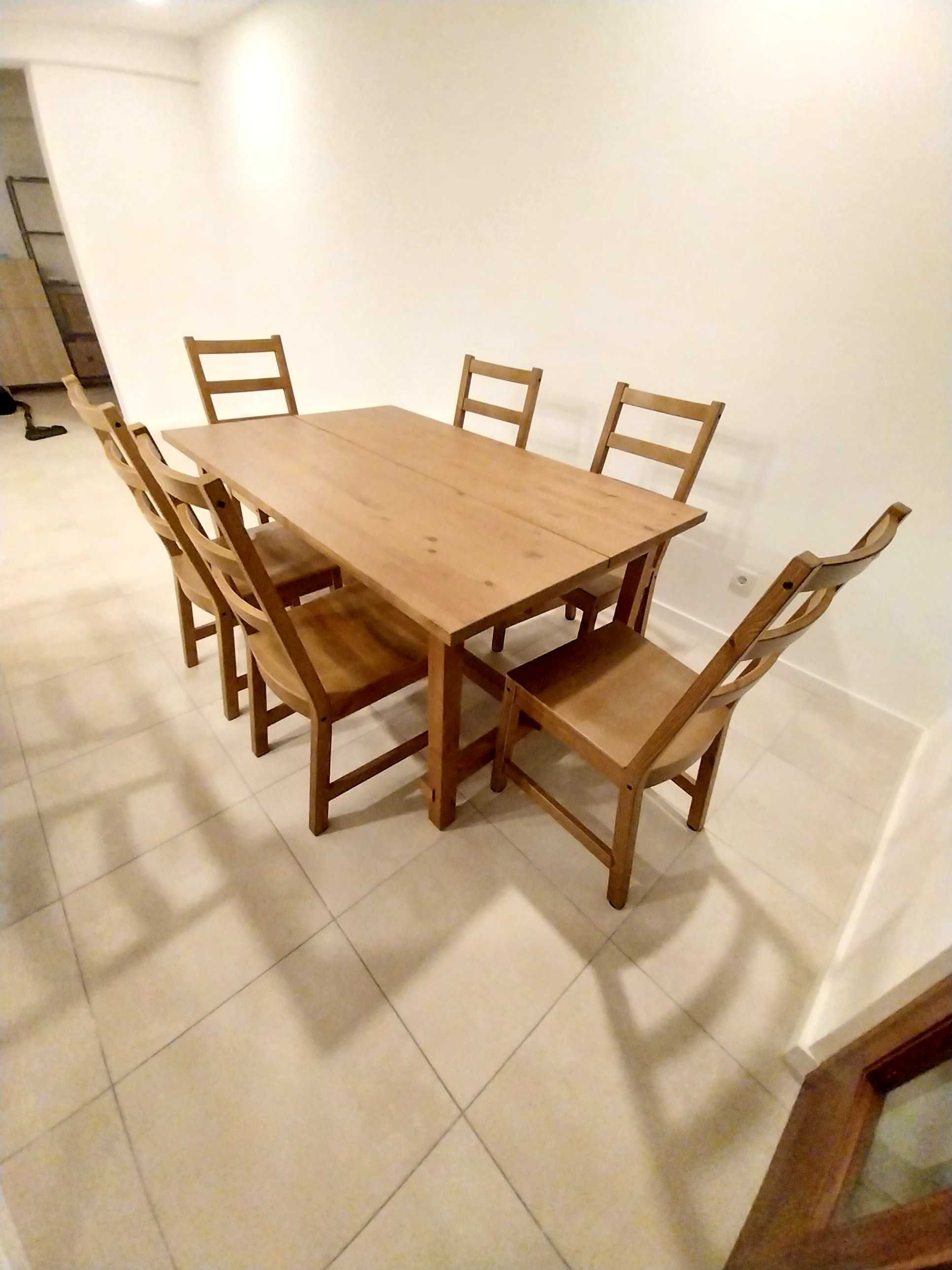 Mesa de jantar  com 6 cadeiras