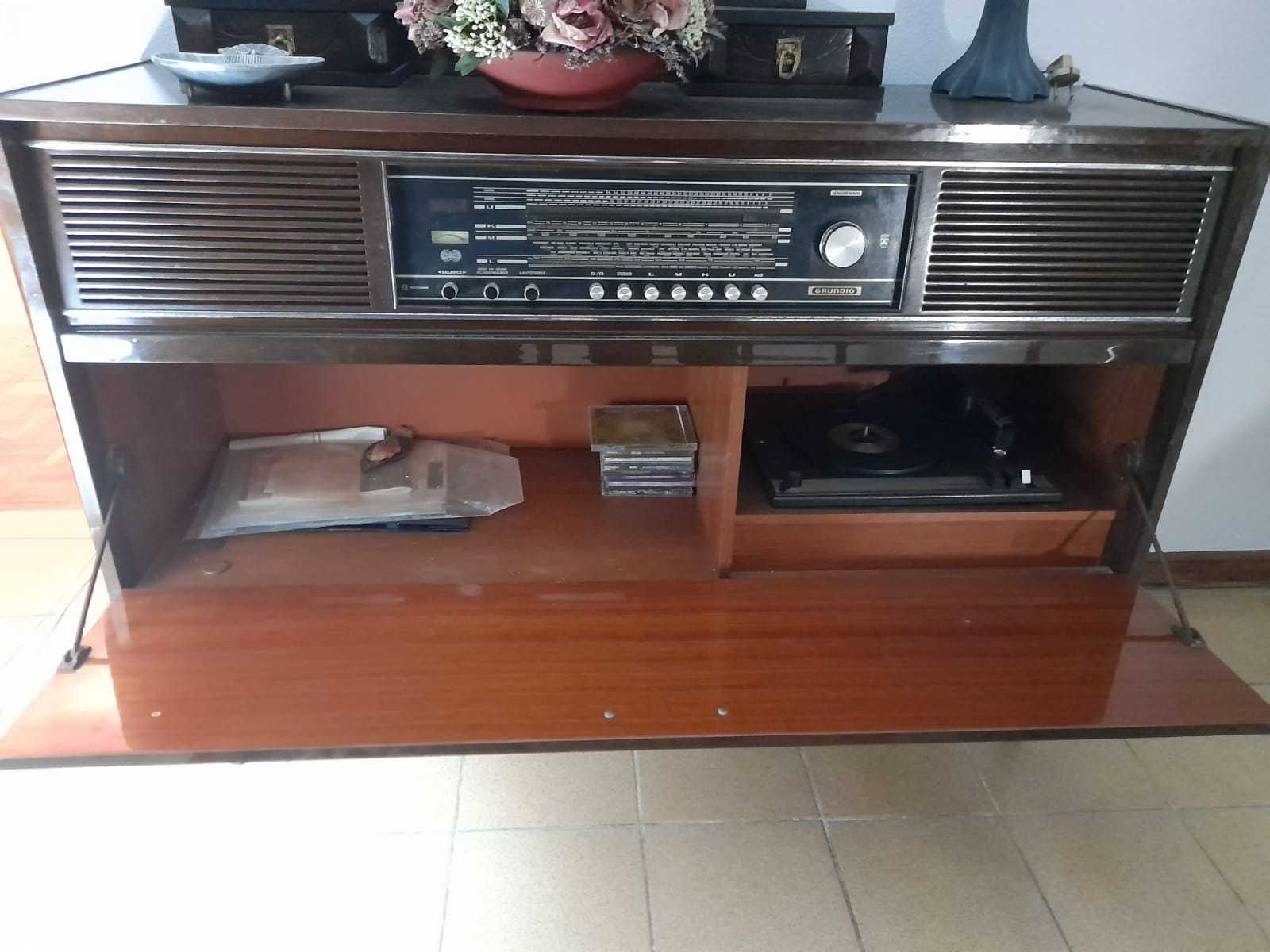 móvel rádio e gira discos grundig