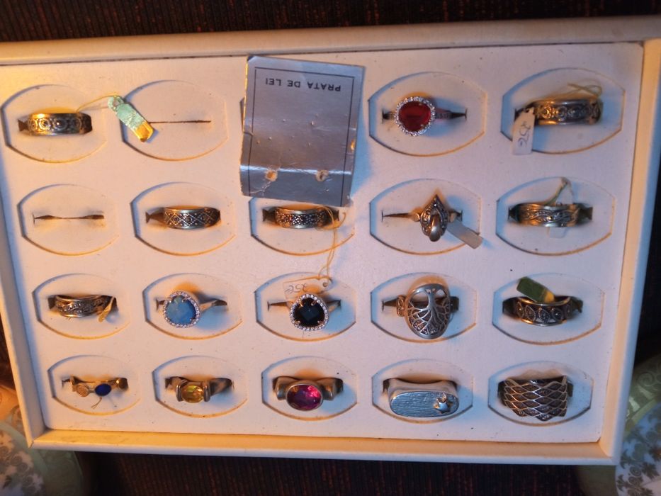 Lindíssimos anéis, brincos, alianças, pendentes etc.