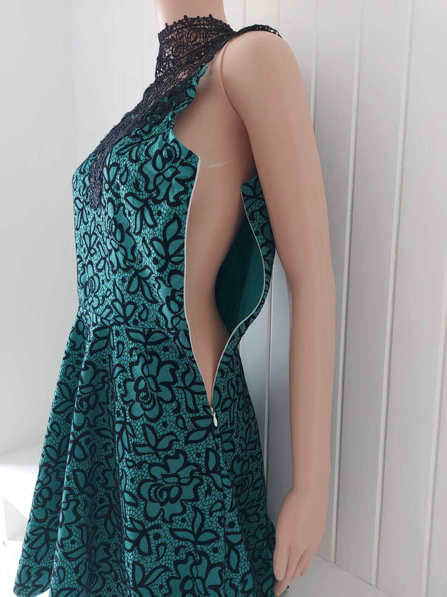 Krótka nietuzinkowa sukienka z koronkowym dekoltem butelkowa zieleń we
