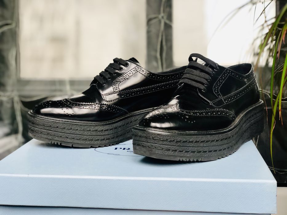 Черные лаковые оксфорды «Prada” оригинал