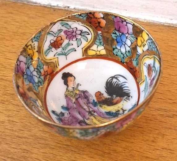 Pequena tigela em faiança chinesa, com galo