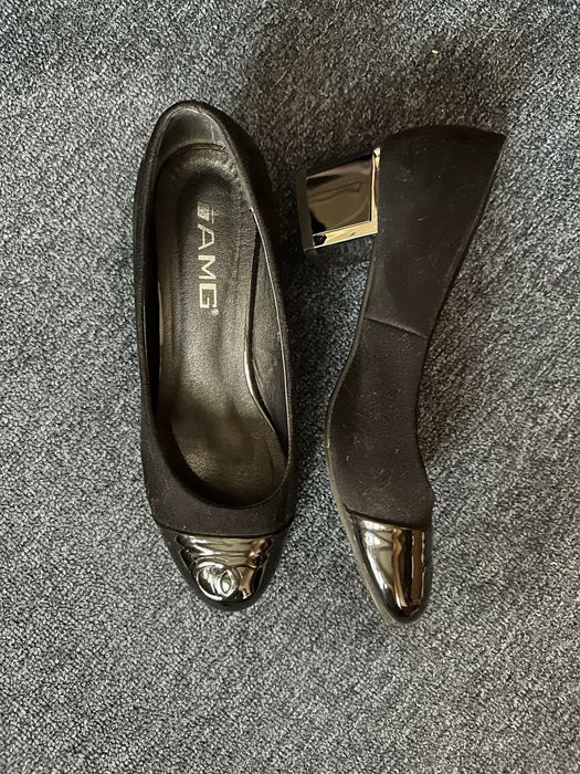 Замшеві жіночі чорні туфлі-човники з лакованим носком.